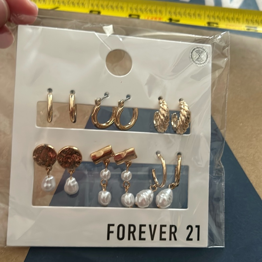 Forever 21 Hoops Pearls Earring Studs 6pck gold faux pearls